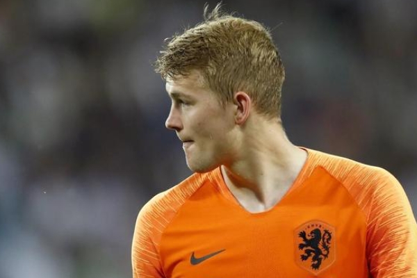 德弗里踢什么位置？